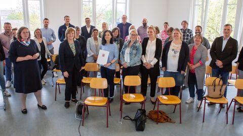 Justizministerin Eva Kühne-Hörmann bei der Bescheidübergabe „DigitalPakt Schule“ für die Grundschulen der Stadt Kassel Justizministerin Eva Kühne-Hörmann bei der Bescheidübergabe „DigitalPakt Schule“ für die Grundschulen der Stadt Kassel