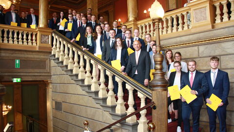Gruppenfoto: Jahrgangsbeste der Examensprüfung 2021 stehen auf einer Treppe