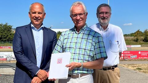 Justizminister Roman Poseck, Horst Kaiser, Bürgermeister der Gemeinde Elz (mittig) und Joachim Veyhelmann, Abgeordneter des Hessischen Landtags (rechts) 