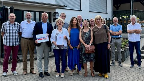 Gruppenfoto: Justizminister übergibt Zuwendungsbescheide an die Gemeinde Hünfelden