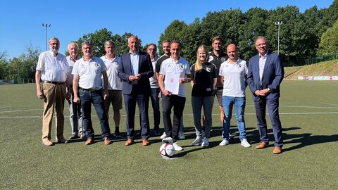 Justizminister Roman Poseck, Andreas Höfner, Bürgermeister der Gemeinde Dornburg (außen rechts), Jonas Lahnstein, 1. Vorsitzender FC Schwarz-Weiß Dorndorf e.V. (mittig), Vereinsmitglieder des Fußballclubs „Schwarz-Weiß“ Dorndorf 1921 e.V. Justizminister Roman Poseck, Andreas Höfner, Bürgermeister der Gemeinde Dornburg (außen rechts), Jonas Lahnstein, 1. Vorsitzender FC Schwarz-Weiß Dorndorf e.V. (mittig), Vereinsmitglieder des Fußballclubs „Schwarz-Weiß“ Dorndorf 1921 e.V.