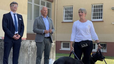 Justizminister Poseck bei der Vorstellung des Sozialen Trainings mit Hunden
