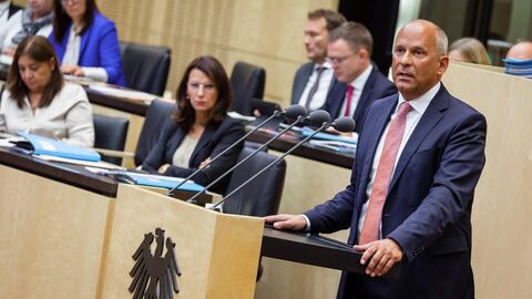 Prof. Dr. Roman Poseck: „Die Situation an den Gerichten ist ernst. Es  ist nun Aufgabe des Bundes einen Gesetzentwurf vorzulegen, um die  Gerichte bei Massenverfahren zu entlasten.“ Prof. Dr. Roman Poseck: „Die Situation an den Gerichten ist ernst. Es  ist nun Aufgabe des Bundes einen Gesetzentwurf vorzulegen, um die  Gerichte bei Massenverfahren zu entlasten.“