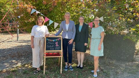 Justizstaatssekretärin Tanja Eichner wünscht 39 Kindern an der Grundschule am Hinkelstein in Alsbach-Hähnlein einen erfolgreichen Schulstart