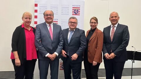 v.l.n.r.: Heike Merle, Ehefrau von Herrn Merle, Dieter Merle, Präsident des Hessischen Finanzgerichts a. D., Michael Knab Präsident des Hessischen Finanzgerichts, Jessica Knab-Henrichs, Ehefrau von Herrn Knab und Staatsminister Prof. Dr. Roman Poseck