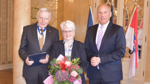 v.l.n.r. Günter Schmitt, seine Ehefrau Maria Schmitt und Justizminister Prof. Dr. Roman Poseck
