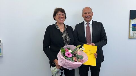 Justizminister Poseck gemeinsam mit Ruth Römer bei ihrer Ernennung.