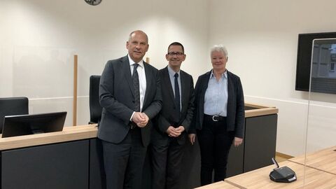 Gruppenfoto mit Justizminister Prof. Dr. Roman Poseck, Direktor des Sozialgerichts Kassel Vasco Knickrehm und der stellvertretenden Direktorin Jutta Lindner im Sozialgericht Kassel