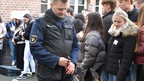 Auftaktveranstaltung zum Tag des Rechtsstaates Ein Polizist mit seinem Hund bei der Auftaktveranstaltung zum Tag des Rechtsstaates