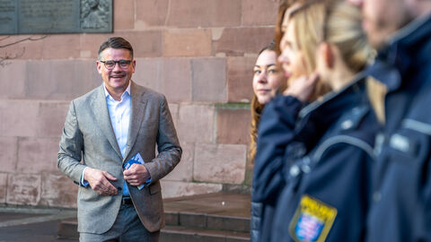 Auftakt zum Tag des Rechtsstaates Ministerpräsident Rhein vor einigen Polizisten und Polizistinnen