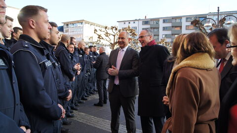Tag des Rechtsstaates Justizminister Poseck und Innenminister Beuth vor einer Reihe Polizisten und Polizistinnen