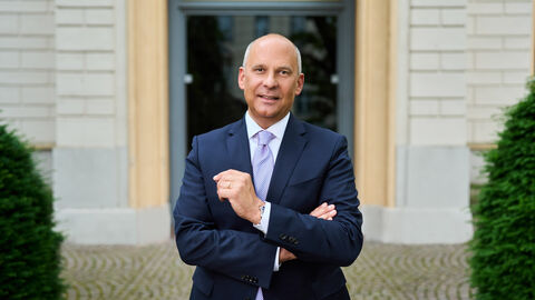 Justizminister Prof. Dr. Roman Poseck Portrait von Justizminister Prof. Dr. Roman Poseck vor der Eingangstür zu einem Gebäude