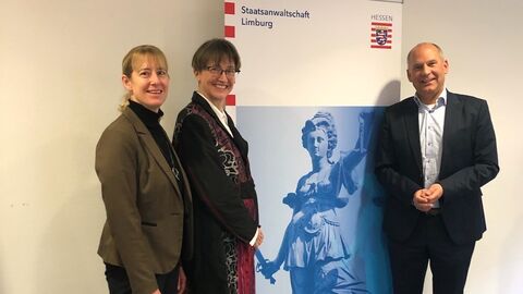 Ständige Vertreterin, Oberstaatsanwältin Dr. Sandra Kapitain, Leiterin der Staatsanwaltschaft, Leitende Oberstaatsanwältin Ingrid Richter, Justizminister Prof. Dr. Roman Poseck (v.l.n.r.) Ständige Vertreterin, Oberstaatsanwältin Dr. Sandra Kapitain, Leiterin der Staatsanwaltschaft, Leitende Oberstaatsanwältin Ingrid Richter, Justizminister Prof. Dr. Roman Poseck (v.l.n.r.)