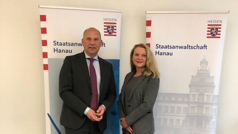 Justizminister Roman Poseck mit der der Leiterin der Staatsanwaltschaft Hanau Leitenden Oberstaatsanwältin Annette von Schmiedeberg