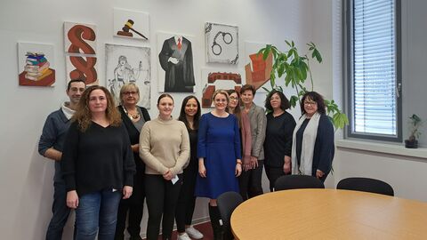 Justizstaatssekretärin Tanja Eichner und das Ausbildungs-Team mit zwei Auszubildenden 