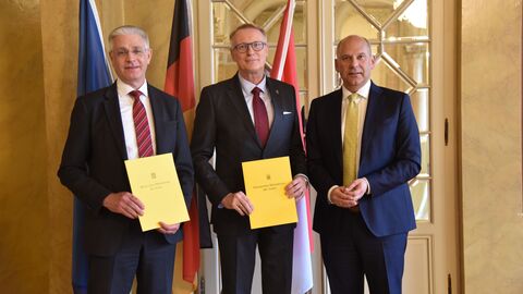 Ministerialdirigent Peter Speth, Leitender Oberstaatsanwalt Dr. Albrecht Schreiber, Justizminister Prof. Dr. Roman Poseck