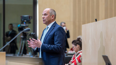 Justizminister Prof. Dr. Roman Poseck bei einer Rede im Bundesrat