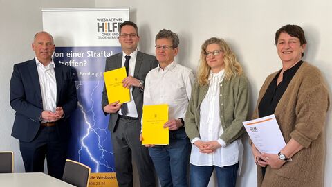 Justizminister Roman Poseck, Jan Ehrmanntraut, Referatsleiter im Hessischen Ministerium der Justiz, Vorsitzender Stefan Althaus, Vizepräsident am Amtsgericht Wiesbaden, Milla Lüderwaldt und Astrid Gutzeit (v.l.n.r.)