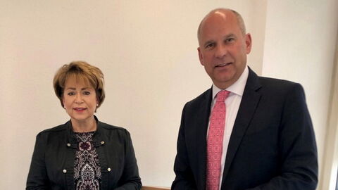 v.l.n.r.: stellvertretende Behördenleiterin Frau Sehlbach-Schellenberg und Justizminister Prof. Dr. Roman Poseck