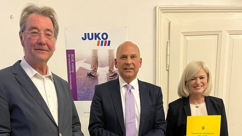 Justizminister Roman Poseck besucht die JUKO Marburg