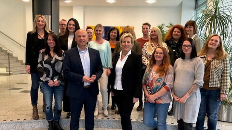 Justizminister Roman Poseck und Präsidentin des Amtsgerichts Frankfurt Susanne Wetzel mit dem Team Ausbilder