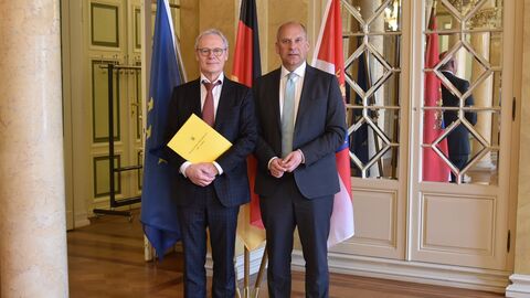 Präsident des Verwaltungsgerichts Wiesbaden Günter Wiegand und Justizminister Roman Poseck