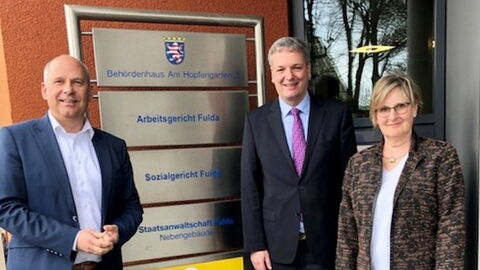 Justizminister Roman Poseck, Direktor des Sozialgerichts Fulda Prof. Dr. Carsten Schütz und Direktorin des Arbeitsgerichts Fulda Christine Schwarz (v.l.n.r.)