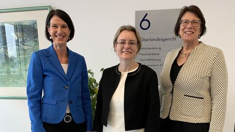Dr. Anke Morsch, Vorstandsvorsitzende des Vereins Deutscher EDV-Gerichtstag e.V., Justizstaatssekretärin Tanja Eichner und Dr. Ruth Römer, Vizepräsidentin des Oberlandesgerichts Frankfurt (v.l.n.r.) 