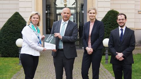 Übergabe Governance-Leitlinien für Nachhaltigkeit im Mittelstand