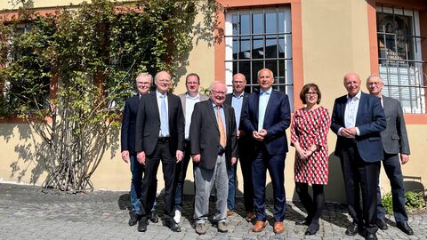 Justizminister Roman Poseck mit dem Vorsitzenden Ralph Gatzka, dem Stellvertretenden Vorsitzenden Wolfram Dette, Leiterin der Forschungsstelle Prof. Dr. Anette Baumann sowie weitere Vereinsmitglieder