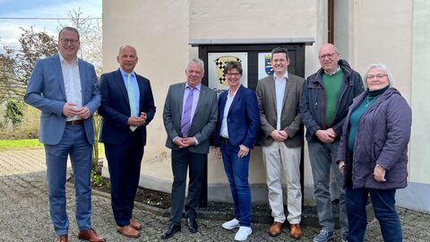 Justizminister Roman Poseck bei der Bescheidübergabe an die Gemeinde Elbtal