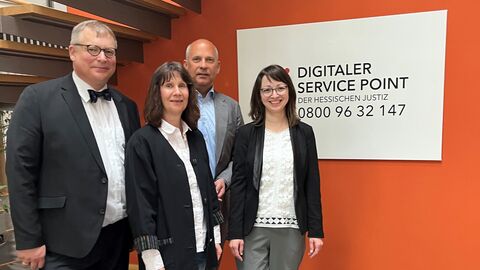 v.l.n.r.: Direktor des Amtsgerichts Dr. Klaus Seubert, Ständige Vertreterin des Direktors Kirsten Schmidt, Justizminister Roman Poseck und stellvertretende Geschäftsleiterin Juliane Degenhardt