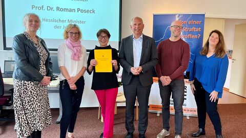Leiterin der Fuldaer Hilfe Frau Fleischmann, Oberstaatsanwältin Dr. Seban. Beraterin Frau Homann, Justizminister Roman Poseck, Berater Herr Fischer und Frau Köster aus der Verwaltung