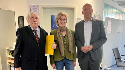 Vorsitzender Herr Frese, Schriftführerin Rechtsanwältin Frau Müller und Justizminister Roman Poseck