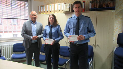Justizminister Roman Poseck mit Oberschwester Catrin Gümbel und Pflegevorsteher Dirk Brückmann