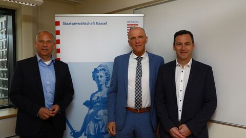 Justizminister Roman Poseck, Leiter der Staatsanwaltschaft Herr Leitender Oberstaatsanwalt Andreas May und der stellvertretende Leiter Herr Oberstaatsanwalt Dr. Wied (v.l.n.r.)
