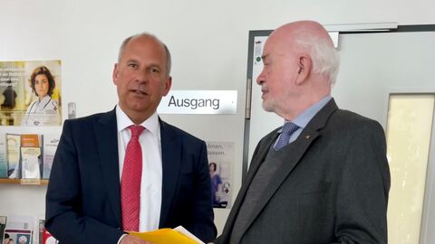 Justizminister Poseck übergibt den Bescheid