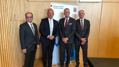 Justizminister Poseck mit drei Männern in einem Raum der Staatsanwaltschaft.