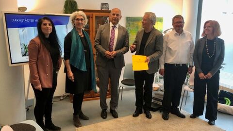Gruppenfoto mit Personen im Halbkreis stehend in einem Raum: Darmstädter Hilfe e.V. erhält für die Durchführung der Opfer- und Zeugenhilfe eine Zuwendung in Höhe von 167.000 Euro