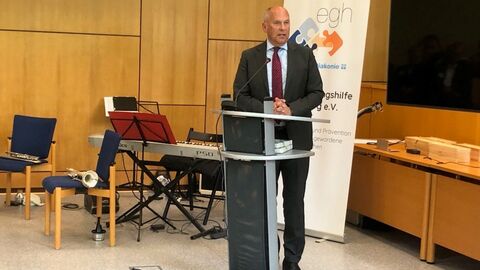 Justizminister Roman Poseck hält ein Grußwort anlässlich des 70-jährigen Jubiläums der Eingliederungshilfe Marburg e.V.