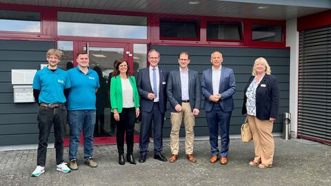 Justizminister besucht die Firma focus Industrieautomation GmbH in Merenberg im Landkreis Limburg-Weilburg Justizminister Poseck mit der Geschäftsführung und Auszubildenden vor dem Gebäude des Unternehmens.