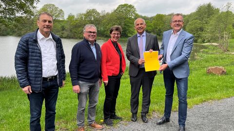 Justizminister Poseck mit Gemeindevertreter Jürgen Radu, 1. Beigeordneter Werner Herrmann, Landtagsabgeordnete Marion Schardt-Sauer, Justizminister Roman Poseck und Bürgermeister Thomas Scholz (v.l.n.r.) bei der Übergabe mit der Urkunde in Händen.