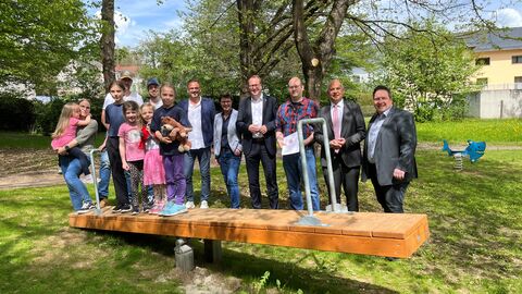 Justizminister Roman Poseck, Bürgermeister Peter Blum, Vorstandsmitglied Florian Scherer, Ortsvorsteher Florian Scherer, Landtagsabgeordnete Marion Schardt-Sauer, Landtagsabgeordneter Christian Wendel, Mitglieder der Elterninitiative 