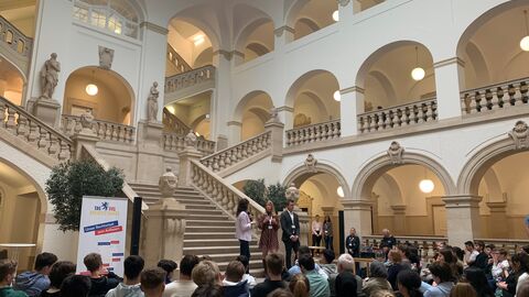 Menschen im Gericht Darmstadt