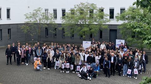 Teilnehmende Schülerinnen und Schüler am Tag des Rechtsstaates am Amtsgericht Hanau.