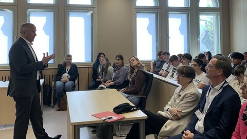 Der Justizminister besuchte anlässlich einer der Veranstaltungen der Veranstaltungsreihe „Tag des Rechtsstaates“ den Justizstandort Limburg