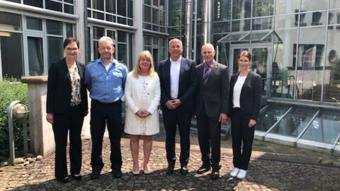 Geschäftsleiterin Michaela Lenk, Justizhelfer Carsten Montanus, Direktorin des Amtsgerichts Bad Hersfeld Michaela Kilian-Bock, Justizminister Roman Poseck, stellv. Direktor Rolf Schwarz, stellv. Geschäftsleiterin Daniela Ilse