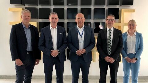 Winfried Klüber, Leiter des Bereichs J2 – eJustice-Verfahren, Thomas Kaspar, Technischer Direktor, Justizminister Roman Poseck, Hans-Georg Erhardt-Gerst, Abteilungsleiter J und Leiter der Außenstelle und Anna-Lena Wiegand, Kundenberaterin der hessischen Justiz