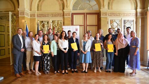 Justizstaatssekretärin Tanja Eichner und Preisträger 13. Hessischen Präventionspreises