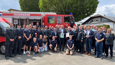 Justizminister Roman Poseck, Werner Herrmann, 1. Beigeordneter der Gemeinde Mengerskirchen, Landtagsabgeordneter Andreas Hofmeister, Landtagsabgeordneter Tobias Eckert mit ehrenamtlichen Mitgliedern der Freiwilligen Feuerwehr Waldernbach